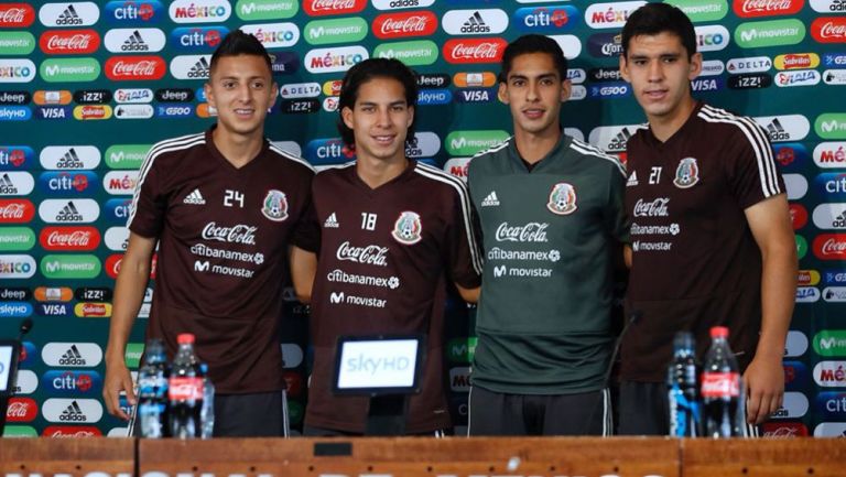 Jóvenes de la Selección Mexicana posan para las cámaras