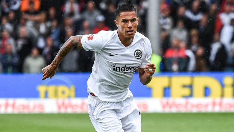 Salcedo disputa un encuentro con el Eintracht Frankfurt