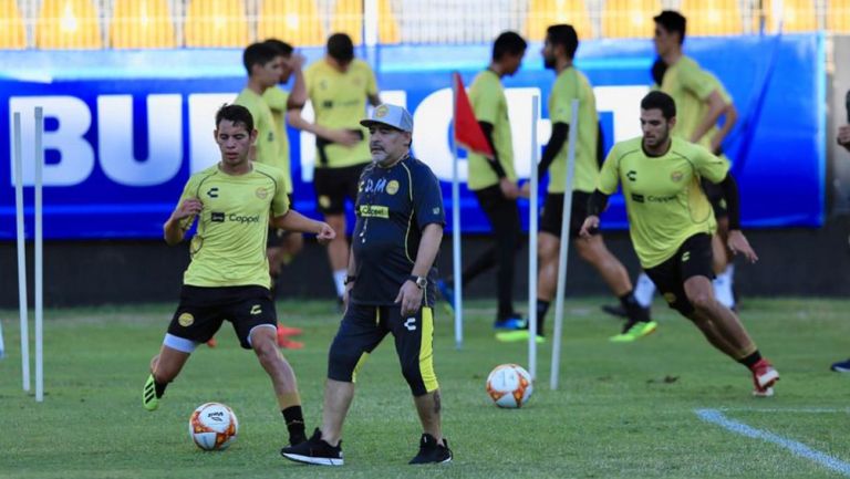 Maradona observa a sus jugadores en su primer entrenamiento con Dorados
