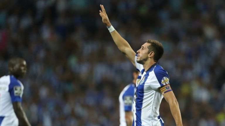 Héctor Herrera festeja gol en el Porto