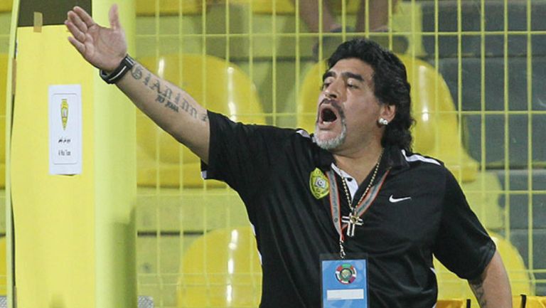 Maradona dirige un partido del Al-Wasl 