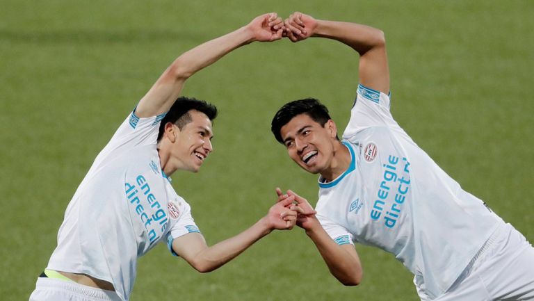 Lozano y Guti celebran un gol con el PSV Eindhoven