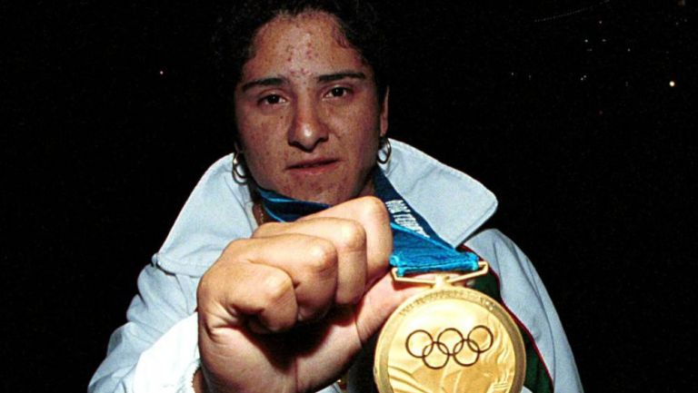 Soraya Jiménez posa con su medalla en Sydney