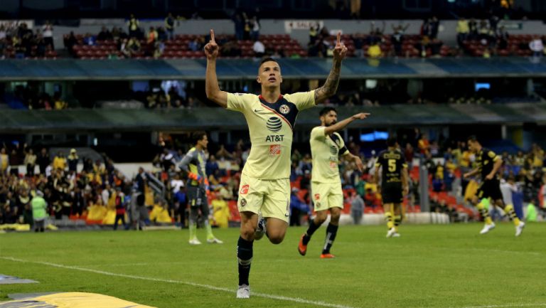 Mateus Uribe festeja gol con América en la J9 del A2018