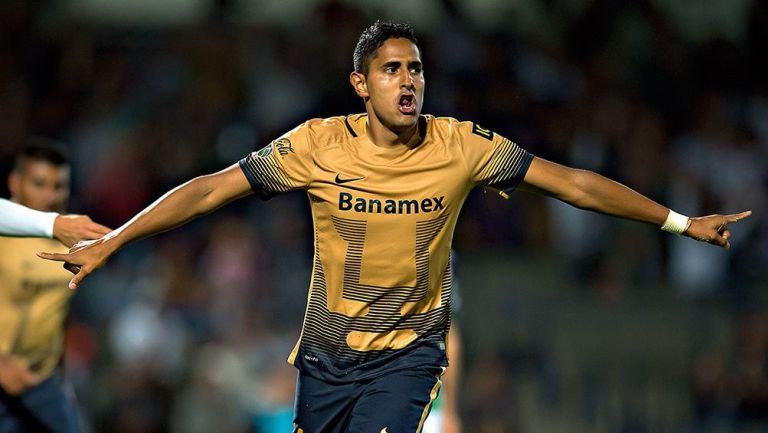 David Izazola celebra un gol con Pumas