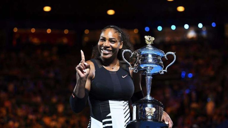 Serena Williams sonríe con el último Grand Slam que conquistó