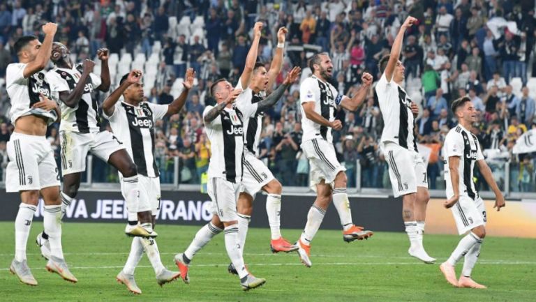 Jugadores de la Juve festejan tras vencer al Nápoles