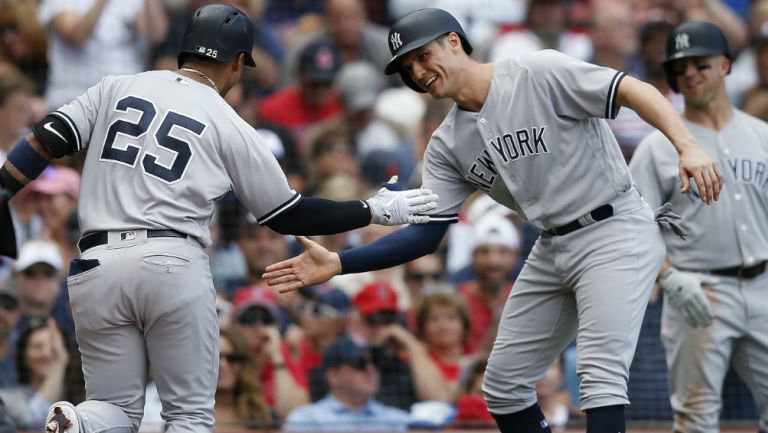 Gleyber Torres y Greg Bird celebran en juego de los Yankees