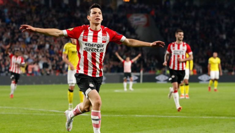 Lozano festeja su gol con el PSV frente al Venlo