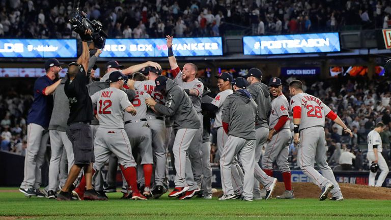 Jugadores de Boston celebran el triunfo frente a los Yankees
