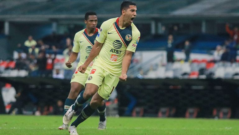 Cecilio Dominguez celebra un gol con América