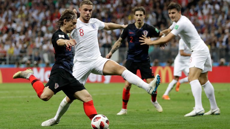 Modric saca un disparo en el juego frente a Inglaterra de Rusia 2018