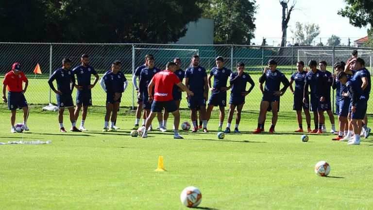 Jugadores de Chivas durante un entrenamiento