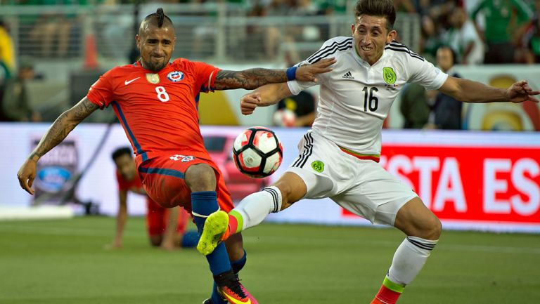 Vidal pelea un balón en el juego vs el Tri en Copa América