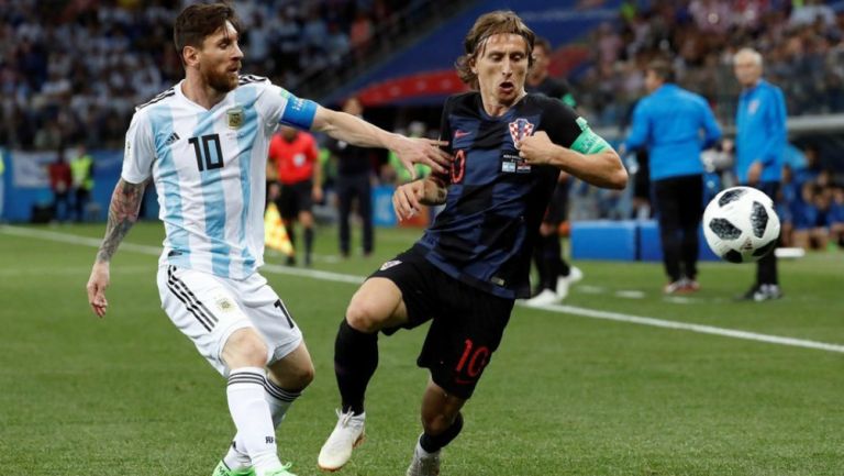 Modric y Messi disputan el balón en el Mundial de Rusia 2018