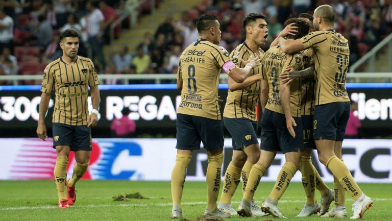 Jugadores de Pumas celebran gol contra Chivas