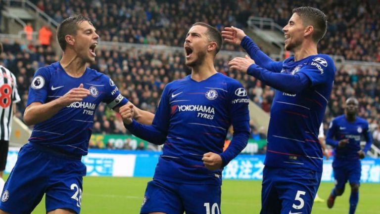 Hazard (centro) festeja un gol con el Chelsea