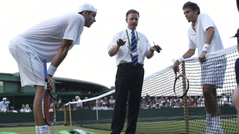 John Isner y Nicolas Mahut reciben instrucciones en Wimbledon