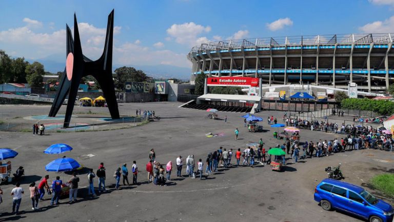 Afición de América y Cruz Azul buscan boletos en taquilla del Azteca