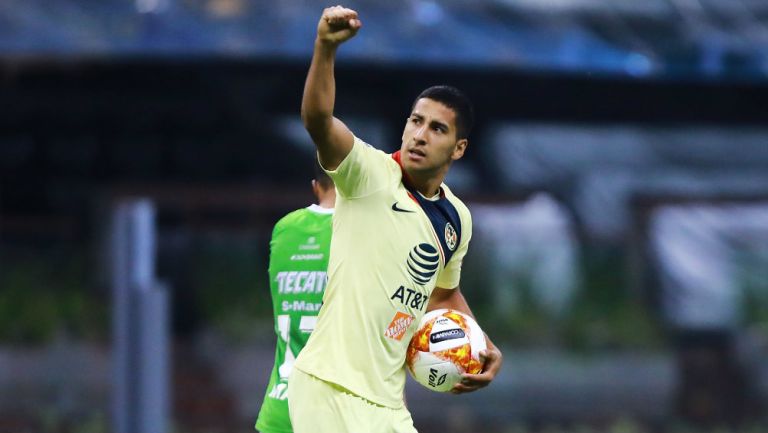 Domínguez, celebra anotación en el Estadio Azteca 