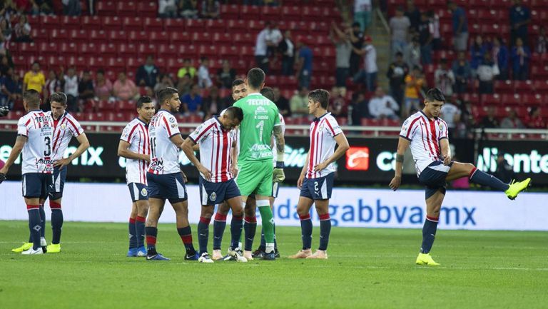 Jugadores de Chivas se lamentan tras la derrota