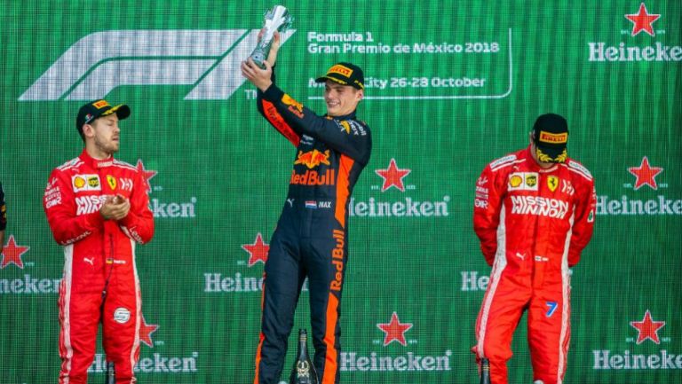 Max Verstappen festeja en el podio del GP de México