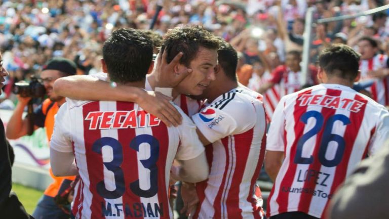 Jugadores de Chivas festejan el segundo gol del Cubo Torres
