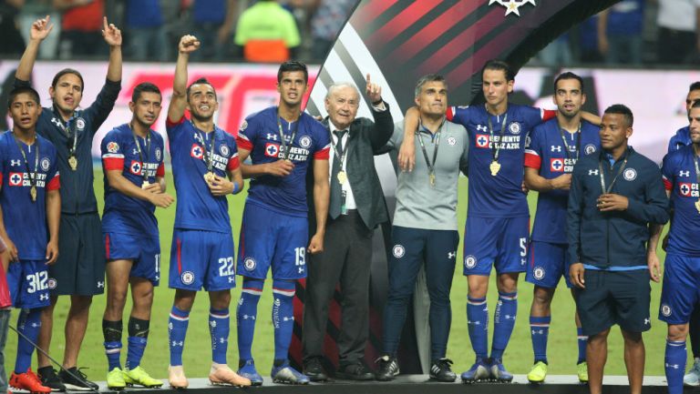 Guillermo Álvarez celebra con sus jugadores el título de Copa MX