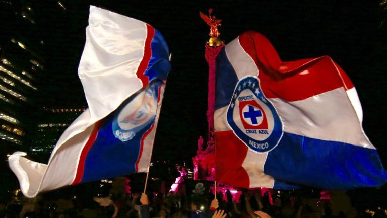 Fans de Cruz Azul en el Ángel de la Independencia