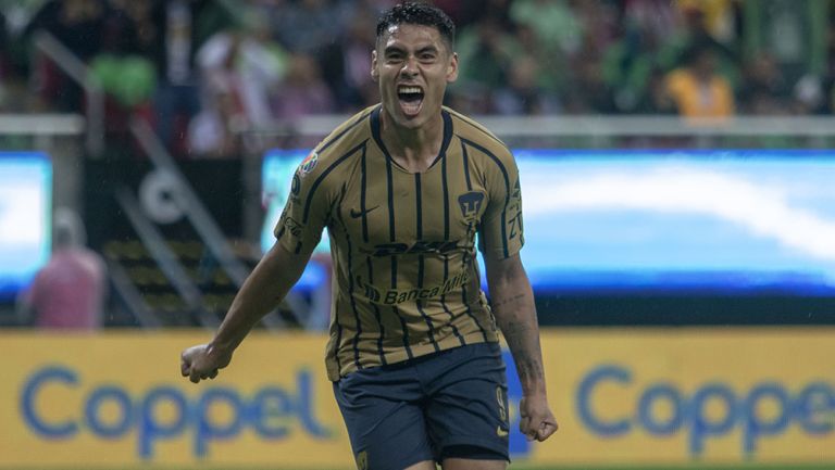 Felipe Mora festeja gol con Pumas