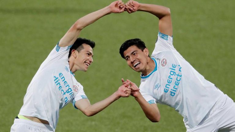 Hirving Lozano y Érick Gutierrez festejan gol con el PSV 