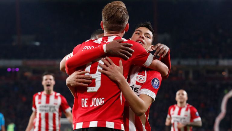 Chucky y De Jong celebran el único gol del PSV