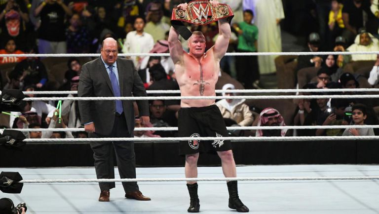 Brock Lesnar levanta el campeonato Universal de la WWE