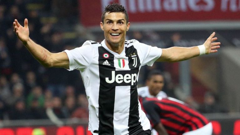Cristiano Ronaldo festeja su gol contra el Milan en San Siro