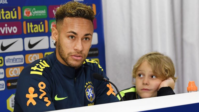 Neymar, junto a su hijo, durante la conferencia de prensa