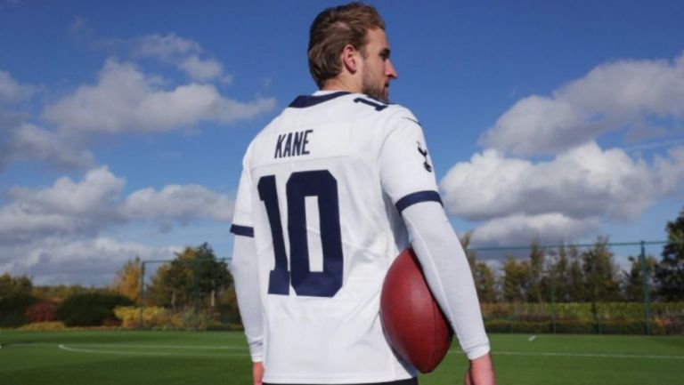 Harry Kane portando la playera estilo NFL del Tottenham