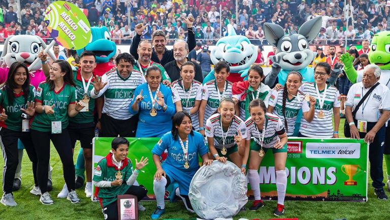 La escuadra femenil celebra el triunfo ante Colombia