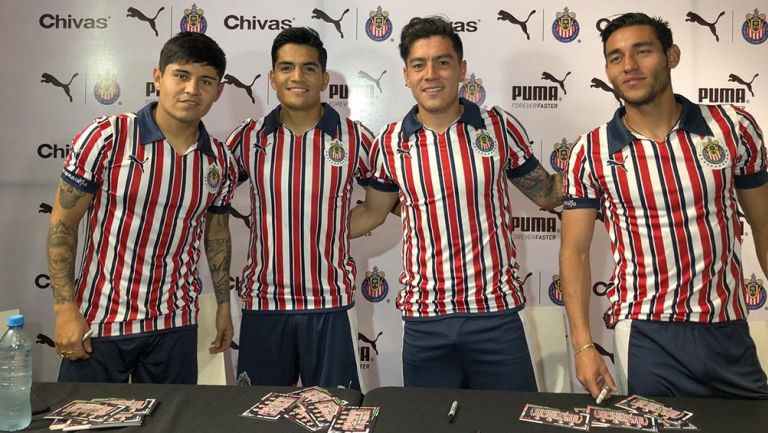 Jugadores de Chivas posan con la nueva camiseta