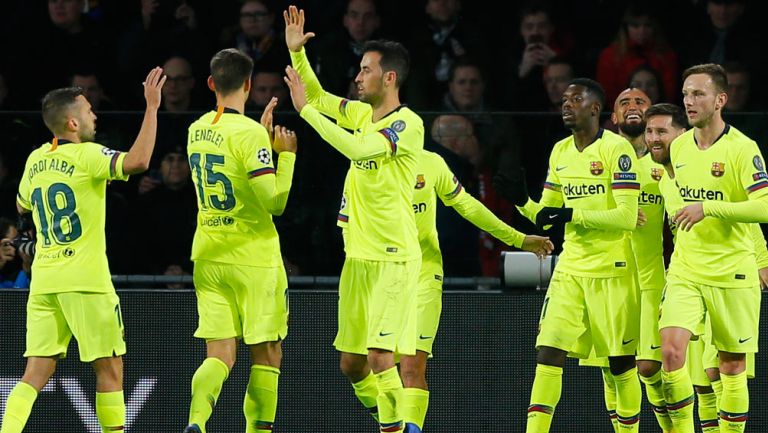 Jugadores del Barcelona festeja gol contra el PSV