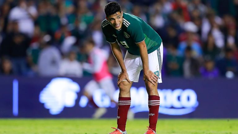 Raúl Jiménez lamenta una acción durante juego de México