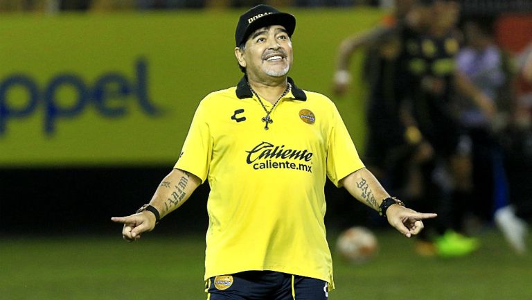 Maradona festeja gol de Edson Rivera ante San Luis