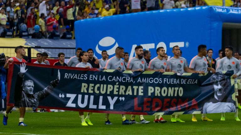 Jugadores del América muestran una pancarta de apoyo para Zully