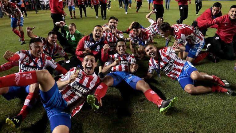 Jugadores de San Luis festejan título de Campeón