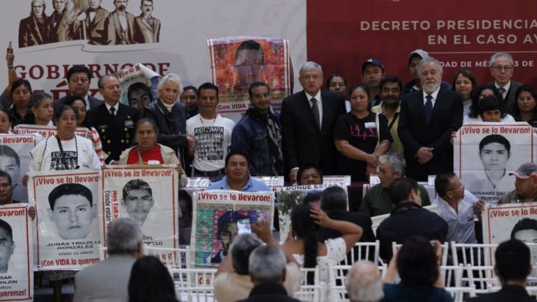 AMLO posa con familiares de los normalistas desaparecidos en Ayotzinapa