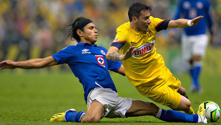 Flores y Sambueza, en una jugada de la Final del Clausura 2013