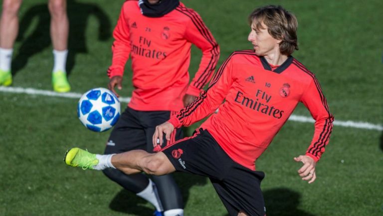 Luka Modric controla el balón en una práctica del Real Madrid