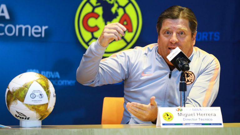 Miguel Herrera durante una conferencia de prensa