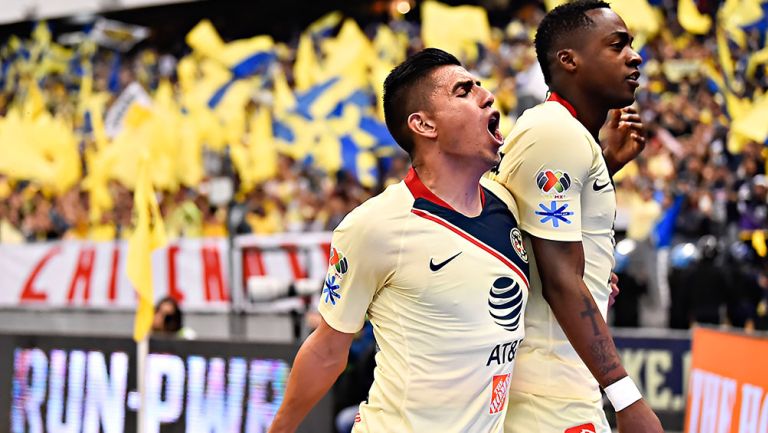Joe Corona y Renato Ibarra festejan un gol con América