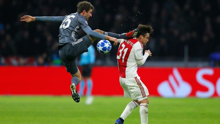 Müller propina patada en la cabeza a Tagliafico