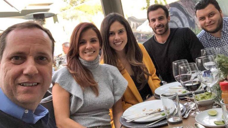 Paco Villa posa junto a algunos de sus compañeros en Televisa